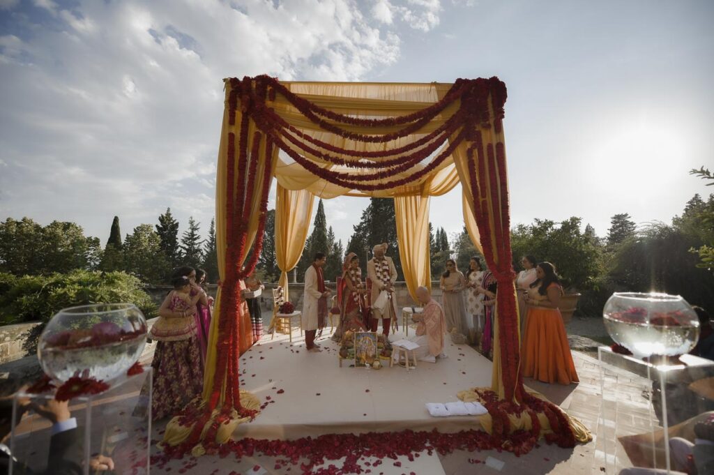 Indian wedding in Tuscany Mandy photographer Hindu ceremony Andrea Pitti-19