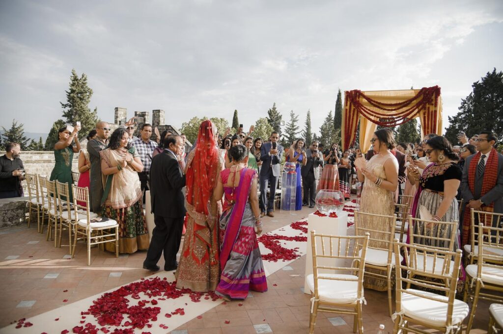 Indian wedding in Tuscany Mandy photographer Hindu ceremony Andrea Pitti-19